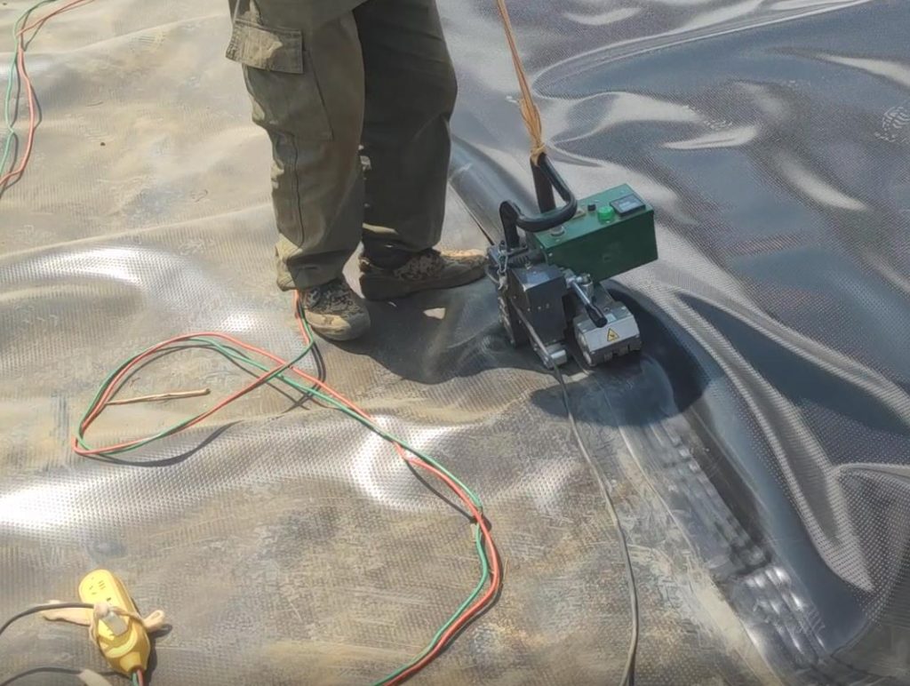 ການຕິດຕັ້ງ Geomembranes ໃນອ່າງເກັບນ້ໍາ