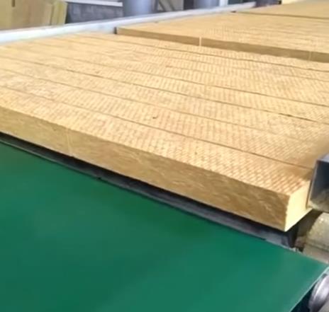The thermal insulation and sound insulation of rock wool board can be used for the ground